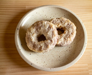 the sugar donuts on a ceramic plate