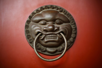 The ancient Chinese bronze lintel, the smiling shape of the lion head seems to be a kind welcome to visitors