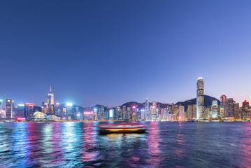 Obraz premium Panorama of Victoria harbor of Hong Kong city at dusk