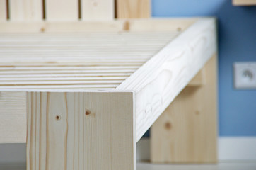 Konstrukcja łóżka drewnianego z drewna surowego skandynawskie - obrazy, fototapety, plakaty