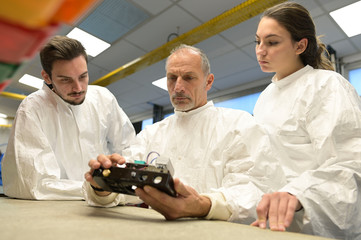 Engineer with trainees in microelectronics industry