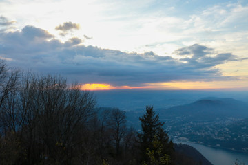Fototapeta na wymiar Bellissimo tramonto con vista sulle montagne e sul lago di como dalla cima del faro voltiano di brunate in Lombardia, viaggi e paesaggi 
