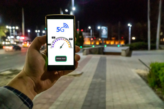5g network speedtest performed outdoors