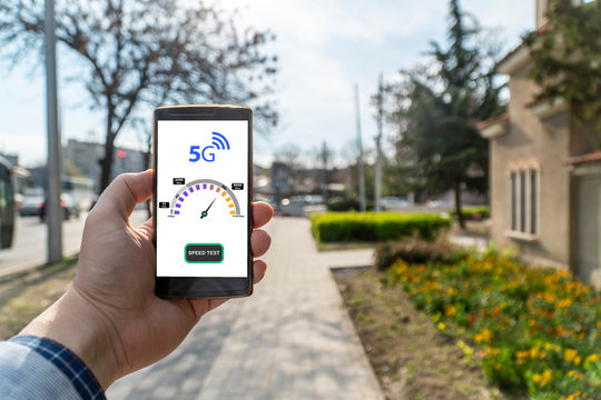 5g network speedtest performed outdoors