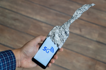 5g smartphone with aluminum foil antenna