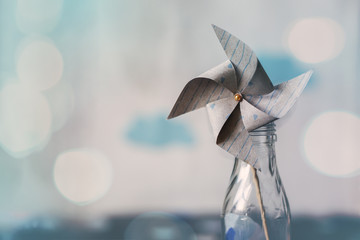 Windrad in Blau auf Holz in Vase aus Glas mit Konfetti - Zukunft, Wind, Freiheit, Nachhaltigkeit - Kommunion, Konfirmation, Firmung, Taufe