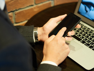 スマホを操作する男性