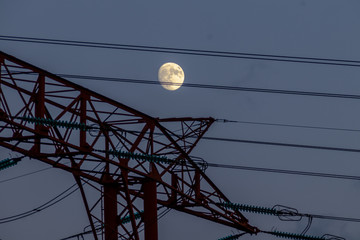 Lune et lignes haute tension