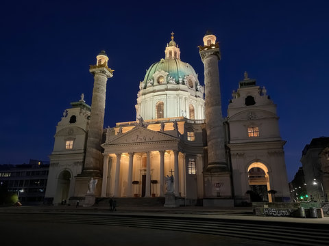 Karlskirche Wien Nachtaufnahme