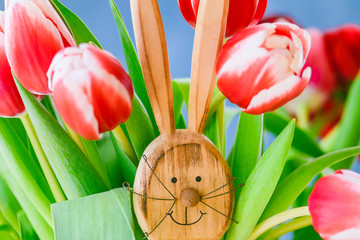 Frohe Ostern, Dekoration mit Osterhase und Tulpen