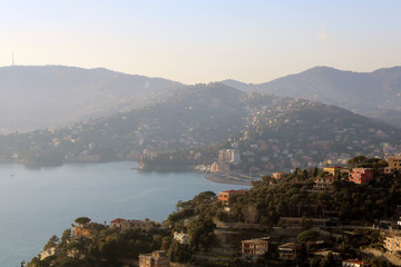 Il mare le colline e la foschia con Rapallo e Santa Margherita