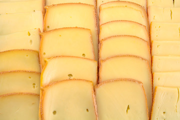 tranches de fromage à raclette sur une planche à découper