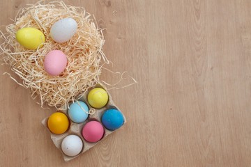 Obraz premium Directly above shot of Easter eggs against the wooden background