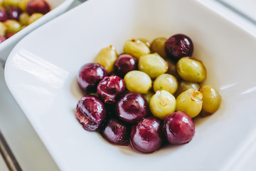 Dessert dans un bol, raisins blanc et rouge cuits au sucre	