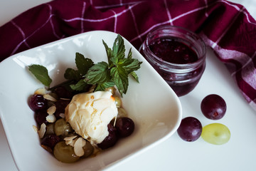 Dessert glace vanille raisins cuits menthe fraiche et coulis de framboise	
