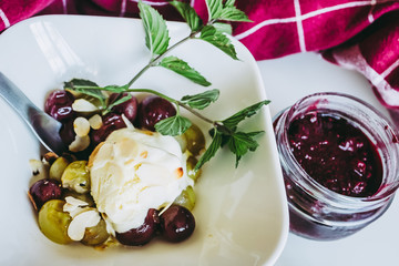Dessert glace vanille raisins cuits menthe fraiche et coulis de framboise	