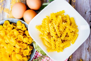 Pâtes torsades dans un bol blanc et oeufs