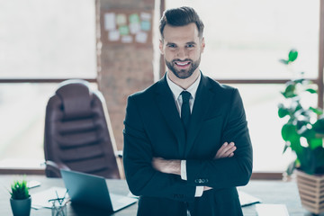 Photo of successful handsome business guy self-confident hands crossed look colleagues corporate meeting gathering wear black blazer shirt tie suit standing near table office indoors