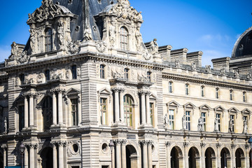 Obraz premium parisian culture symbol - louvre museum piramid 