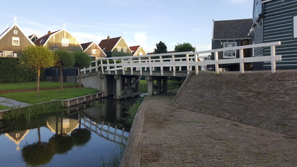 Fototapeta na wymiar Brücke über den Kanal