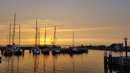 Fototapeta na wymiar Sonnenuntergang am Hafen