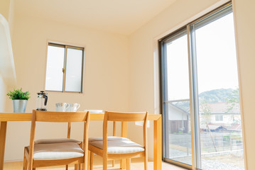 木造住宅の食卓 木のテーブルと椅子