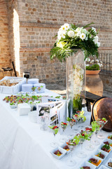 tavolo con aperitivo