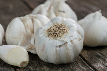Knoblauch (lat. Allium sativum) auf alten rustikalen Holz