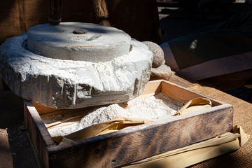 farina macinata con ruota di pietra