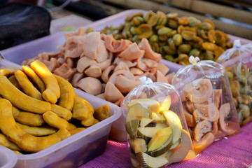 東南アジア、タイの屋台のタイ料理惣菜の店