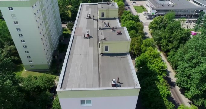 Dach bloku mieszkalnego w centrum miasta z lotu ptaka