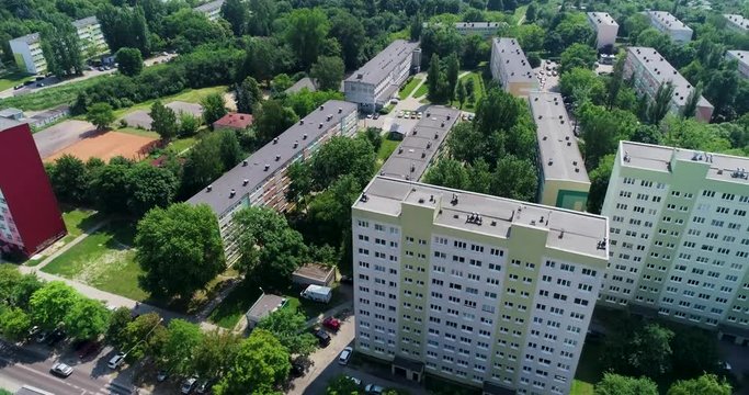 Osiedle blok&oacute;w mieszkalnych na terenach zielonych z lotu ptaka