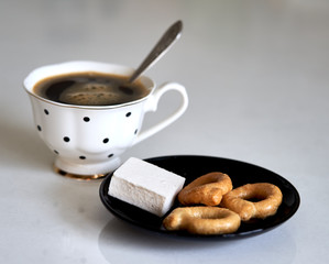 чашка горячего кофе стоит на столе