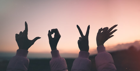Scritta love con le mani per san valentino