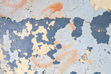 Schichten von abblätternder Farbe auf alter Mauer