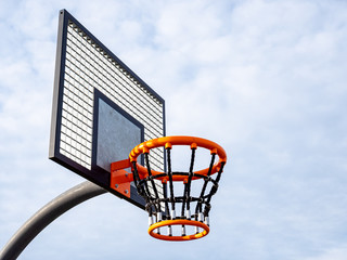neuer Basketballkorb auf dem Spielplatz