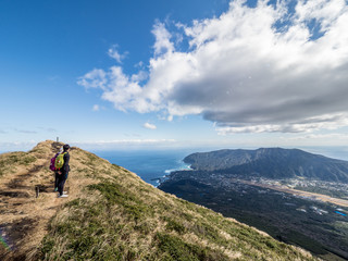 Fototapeta premium 八丈富士山頂付近から八丈島空港を見下ろす親子 （伊豆諸島 八丈島）