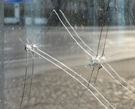 Tatort Einschussl&ouml;cher im Fenster