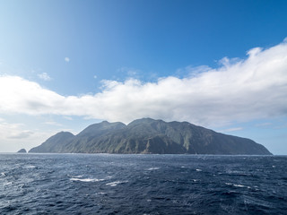 Obraz na płótnie Canvas 橘丸の船上から見る御蔵島　（伊豆諸島）