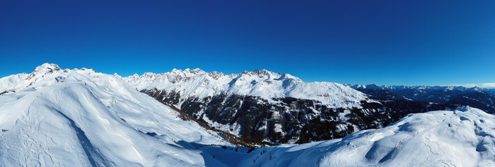 Fototapeta na wymiar Beautiful view from the ski slopes of Heiligenblut, Glosslockner- Austria. 