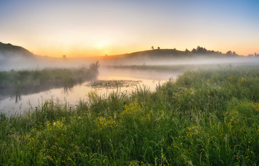 Fototapeta na wymiar foggy morning. Dawn in the valley of a picturesque river. spring morning