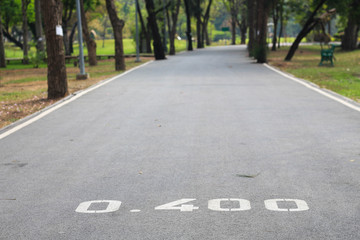 Obraz premium 0.400 kilometer The number of running routes on the ground in the park.