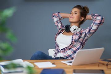 Obraz premium Female student learning at home