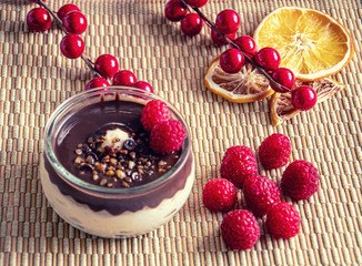 Fototapeta na wymiar Schokoladen mousse und Himbeer sahne Dessert