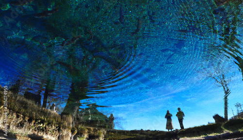 山梨県 観光名所 忍野八海の湖面に映るカップル Wall Mural Yu Photo 山梨県 観光名所 忍野八海の湖面に映るカップル Wall Mural Yu Photo