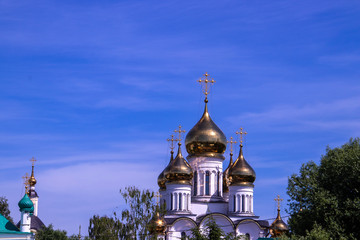 Fototapeta na wymiar Pereslavl-Zalessky; Yaroslavl region; St. Nicholas convent; St. Nicholas Cathedral; Golden domes against a bright blue sky