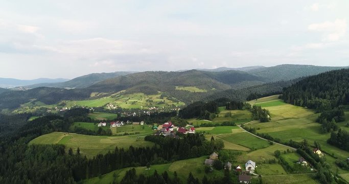 Panorama doliny i g&oacute;r pod błękitnym niebem z lotu ptaka 