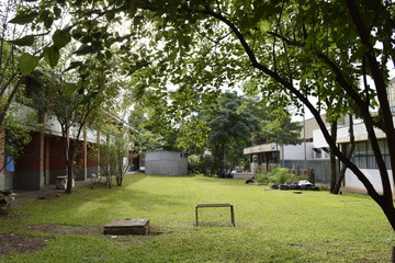 Gramado verde com pequena trave de futebol