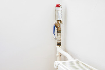 Hot water plumbing pipe and thermostat valve of a radiator