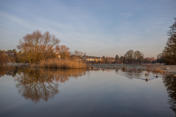 Sonnenaufgang über einem kleinen See an einem Wintermorgen